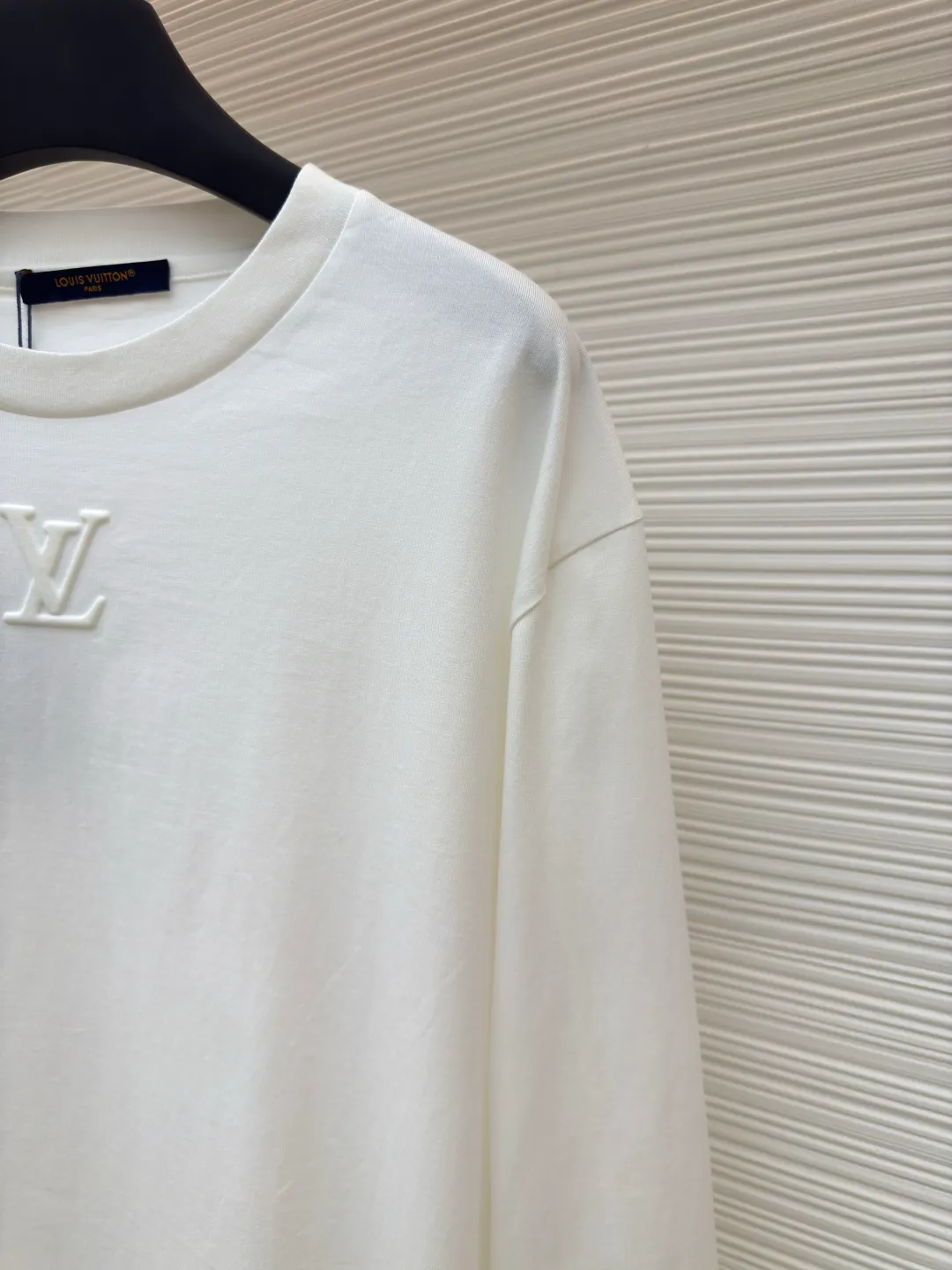 LOUIS VUITTON dark pattern embossed long sleeves ●Authentic product: purchased and developed for 6800 ●Item number: 1680162-A20 ●Fabric: pure cotton fabric ●Technology: embossed production ●Version: fitted version ●Weight: about 285 grams ●Size: XS-S-M-L ●Description: The fabric is made of 40s double-stranded long-staple cotton yarn plain weave dust-etched wool technology, and the finished fabric is passed through a mercerizing machine to increase the gloss of the fabric. It is matched with 32s double-stranded cotton cover silk cylindrical open-width rib front panel for stamping and filling process. After low-temperature stamping, the inside is filled with 3.5-mile thick sponge. The sponge is cut by laser burning to create the pattern. The bottom surface is directly sealed with low-temperature hot melt glue at 80°C through an integrated operation. The bottom material is machine washable. The overall routing is straight and delicate, the fabric is comfortable and soft, the color is consistent and there is no color difference, it can be matched with the same style to create a fashionable look, and can be used in various occasions, customized accessories, complete with three standards, the same style for men and women!